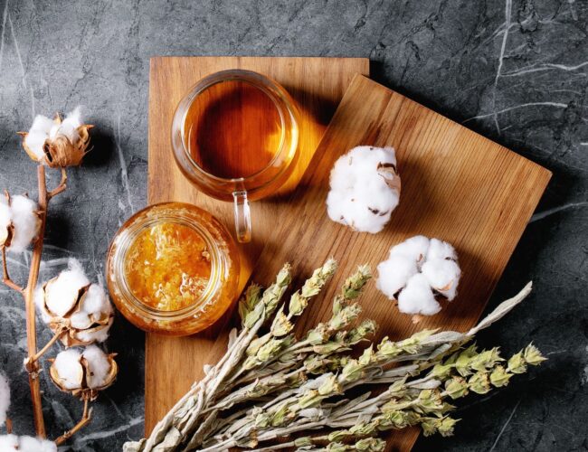 Řecké Hygge: Jak si vytvořit dokonalou podzimní pohodu s šálkem horského čaje